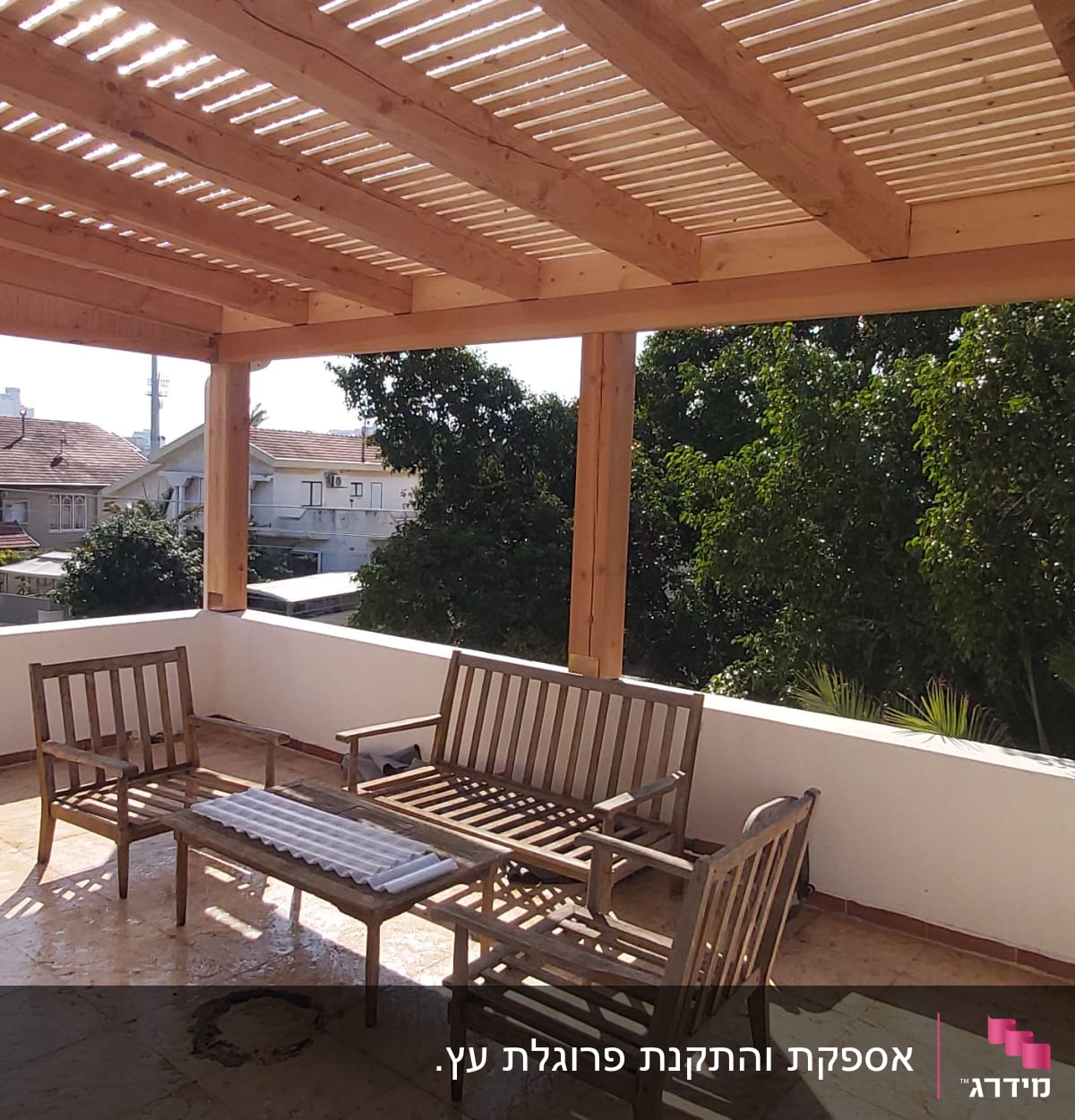 פרגולה מעץ עם ריהוט גן מעץ על מרפסת